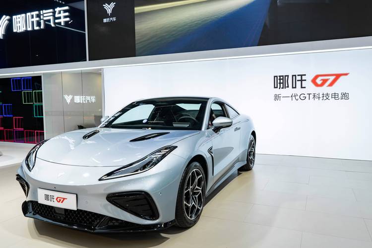 佛山308哪吒汽车在智能汽车领域的表现，领途汽车在新能源汽车市场中的影响力